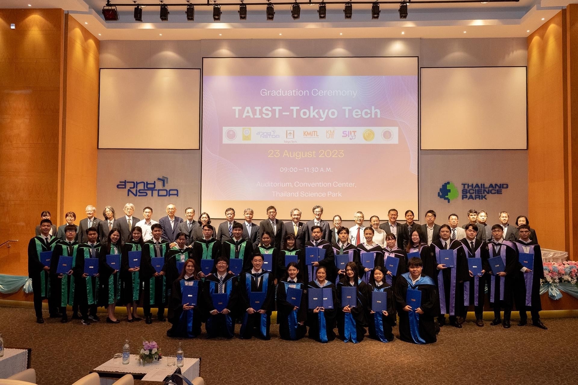  TAIST-Tokyo Tech graduates with faculty members 