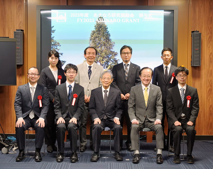 Memorial photo of the ceremony Front from left: Assis. Prof. Ienaga, Assis. Prof. Hirata, Prof. Emeritus Asano, President Masu, Assis. Prof. Yamaguchi Back from left: Assis. Prof. Nagashima, Executive Vice President for Research Watanabe, Head of Research Development division Nitta, Assis. Prof. Morita