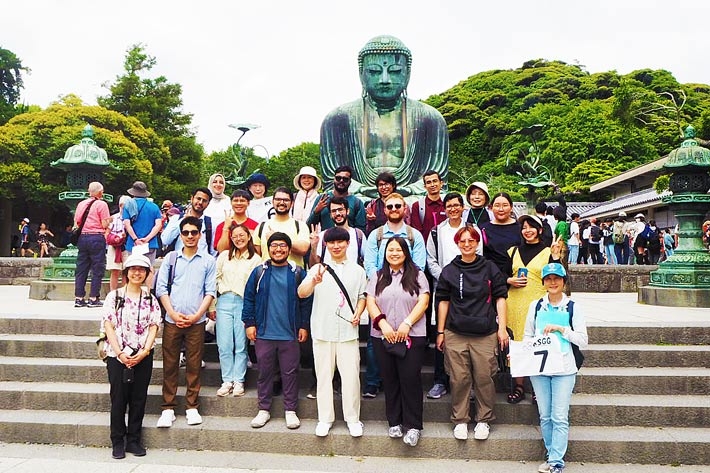 Group photo with Great Buddha of Kamakura at Kotokuin Temple