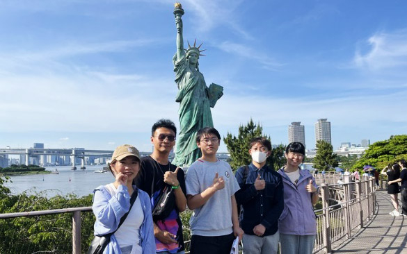 Participants at Odaiba's Statue of Liberty