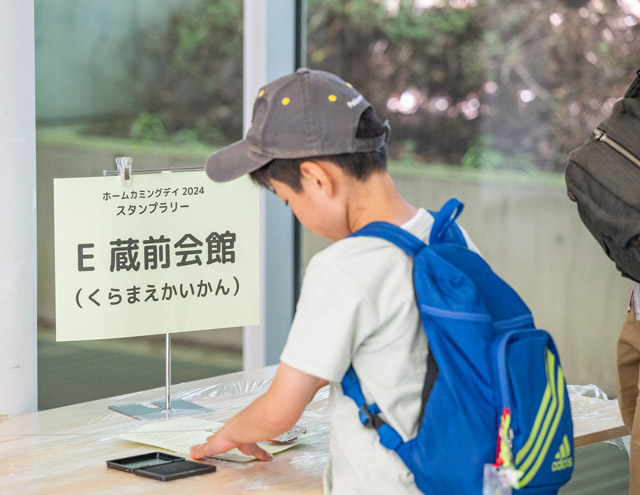 Young visitor enjoying stamp rally