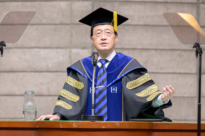 President Masu giving his final graduation ceremony speech