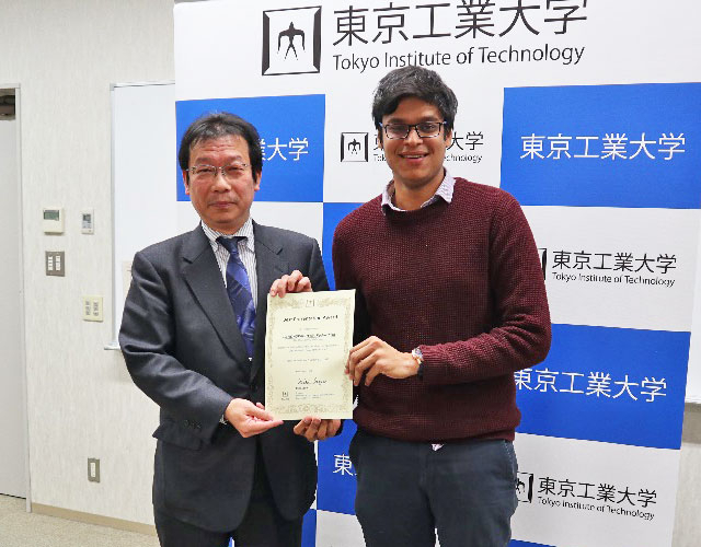 Student receives Best Presentation Award from Vice President for International Affairs Hidetoshi Sekiguchi