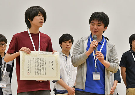 Takayama (left) and Ohashi receiving JPCERT/CC prize