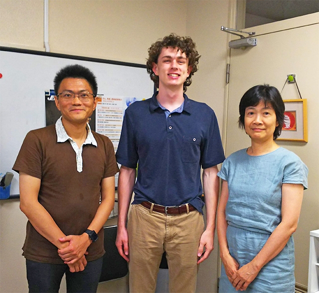 (from left) Assoc. Prof. Nobuaki Shiraki, Cooper, and Prof. Kume