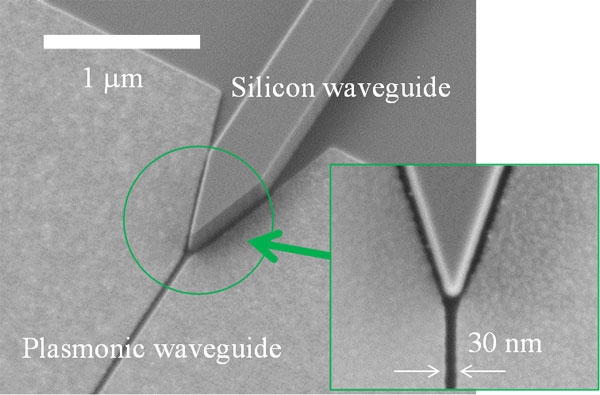 Scanning electron microscope image of the plasmonic mode converter.