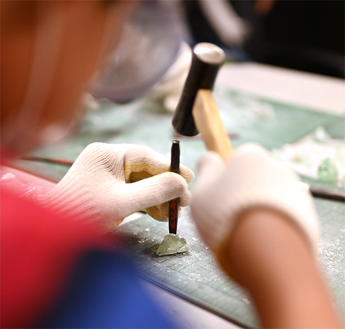 鉱物を割ってその形や色の特徴を学ぶ実習