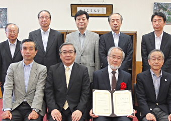 一列目 中央左 三島良直学長 中央右 大隅良典教授