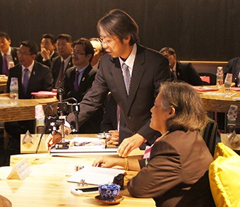 実験について説明をする廣瀬所長