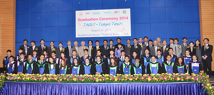 修了生(前2列)と協力教員ら