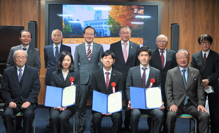 末松安晴栄誉教授(前列左端)と受賞した原祐子准教授(前列左から2人目)、三浦智講師(同3人目)、庄司雄哉准教授(同4人目)