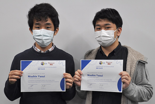 賞状を手にする岡崎さん(左)と田口さん