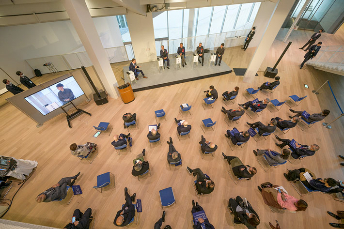 地下1階 : 「木の幹」Knowledge（知識）～留学・就職・学修情報エリア～