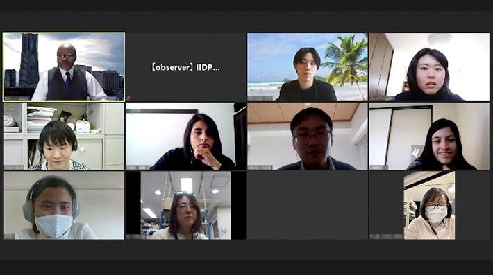 講師(左上)と学生が面接練習