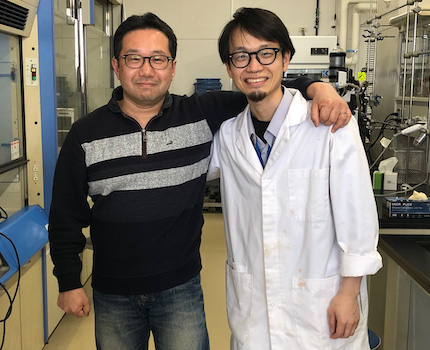 田中克典教授(左)、ケンワード・ヴォン研究員(2019年撮影)