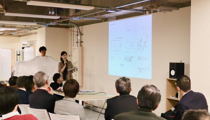 「デザイン創造実践」の最終発表会では、医師・起業支援者など様々なゲストによる講評が行われます（写真は2019年度）。