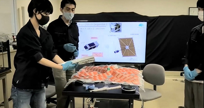 機械系の研究室ツアー(宇宙展開できる薄膜太陽の実験用モックアップの紹介)