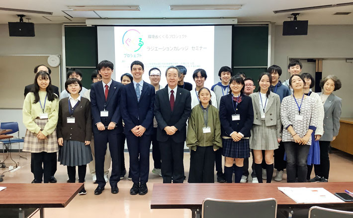 参加者の集合写真(撮影のときのみマスクを外しています)