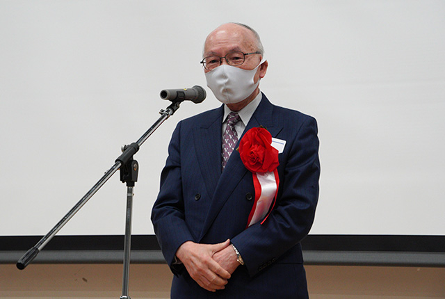 栄誉の祝賀を受ける方を代表してあいさつする相澤益男元学長(名誉教授)