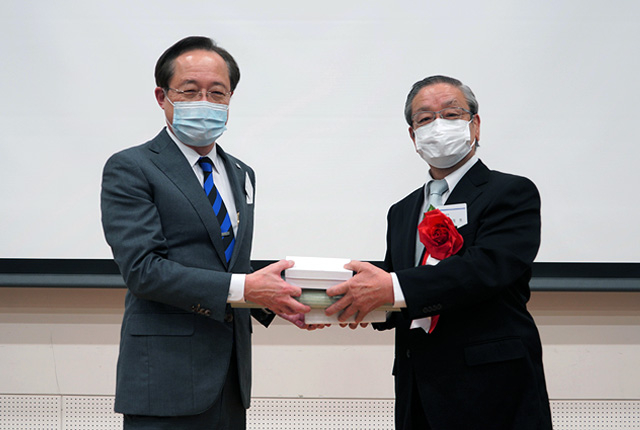 記念品を贈る益一哉学長(左)と栄誉の祝賀を受ける廣瀬茂男名誉教授(右)
