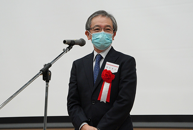 新名誉教授を代表してあいさつする鈴木啓介名誉教授(栄誉教授・特命教授)