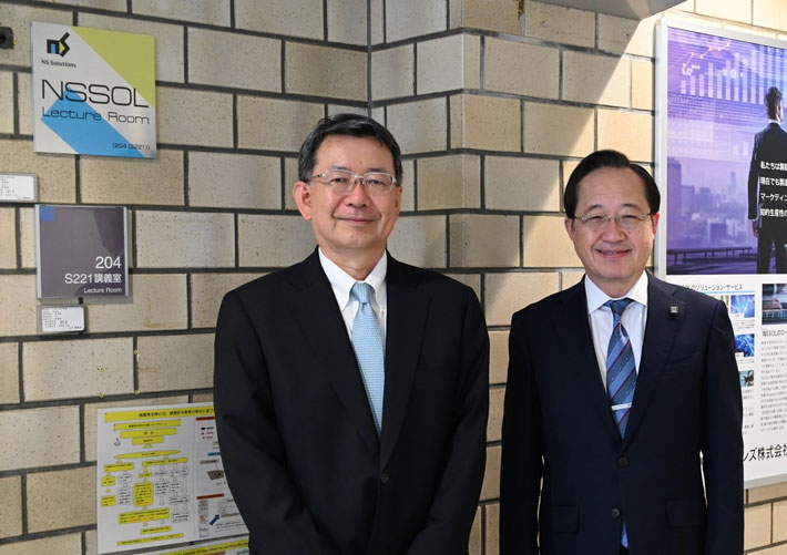 NSSOL森田社長(左)と益学長(右)