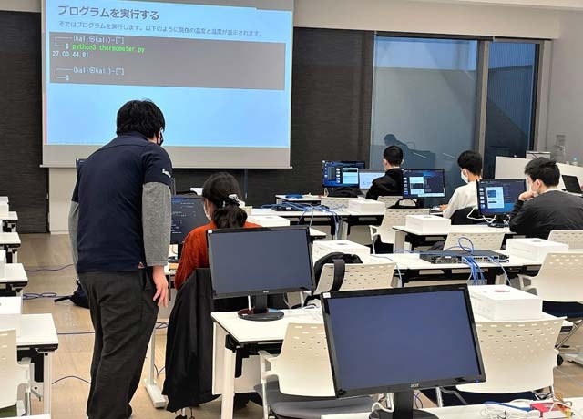 スタッフからサポートを受ける参加者