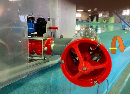 図2. 制作したアジマススラスタ(矢印の向きにスラスタ全体が回転する)