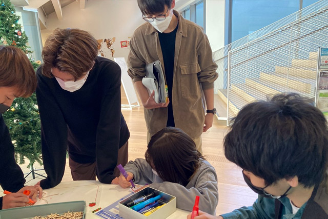 オーナメントに色を塗る参加者