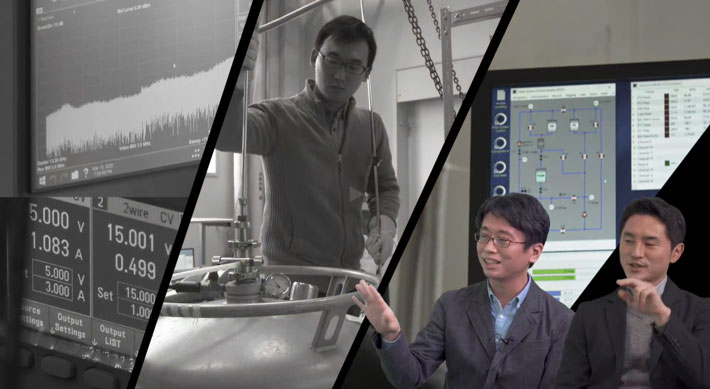 量子力学の原理を利用した計算を講義する小寺准教授(右)と米田特任准教授(左)