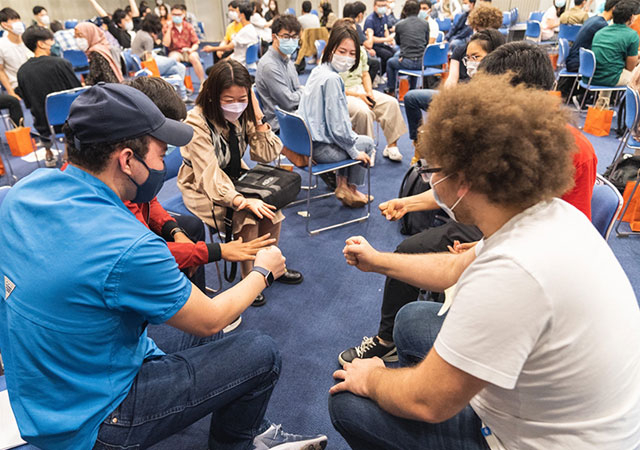 共通点発見、ジェスチャーゲーム、じゃんけん、景品のシャッフルなどのミニゲームで盛り上がる参加者たち