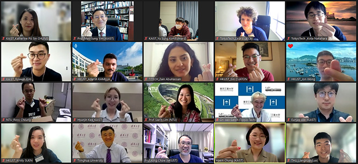 フィンガー・ハート(Finger heart)ジェスチャーで記念撮影する参加者たち