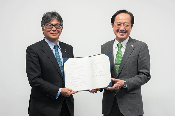 (左から)富士通の時田隆仁代表取締役社長と益一哉学長