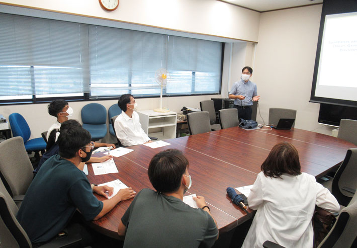 物質理工学院 道信剛志研究室訪問時に説明を受けるTAIST学生