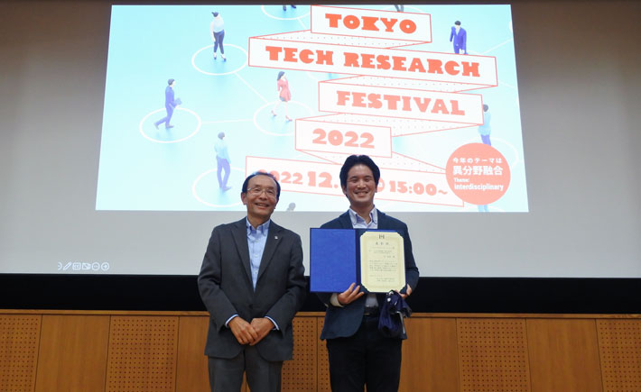 表彰された沖准教授(右)と渡辺理事・副学長(左)