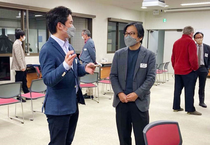 交流会で歓談する参加者