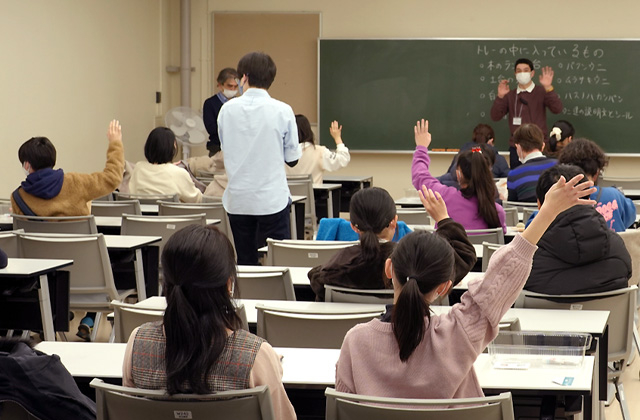 ウニランプ作成の説明をする生命理工学院のOB