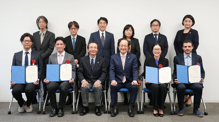 前列左から東助教、沖准教授、渡辺理事・副学長(研究担当)、益学長、安納准教授、カーロン助教、後列左から玉井英司研究推進部長、日置副学長(社会連携担当)、大竹科学技術創成研究院長、桑田理事・副学長(ダイバーシティ推進担当)、新田元研究・産学連携本部研究戦略部門長、井上素子研究・産学連携本部研究戦略部門主任URA