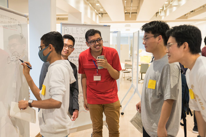 絵合わせゲームを楽しむ参加者たち