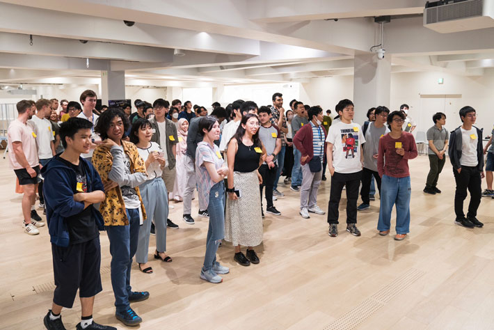 クイズを楽しむ参加者たち