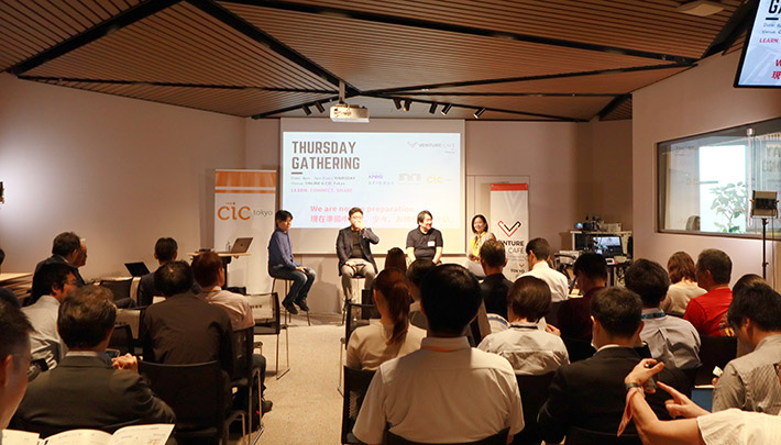 大勢の参加者で埋まった会場