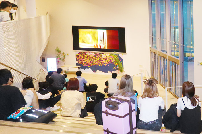 映画観賞中の様子(大階段スペース)