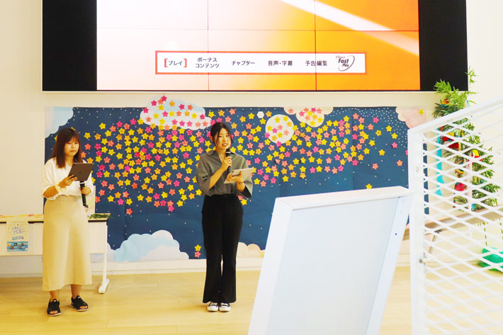 開会宣言をする柳瀬さん(右)とキムさん(左)