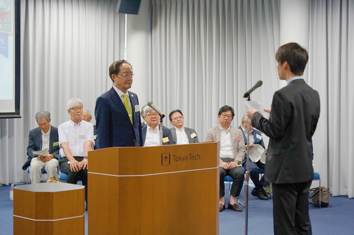 謝辞を述べる奨学生代表(右)