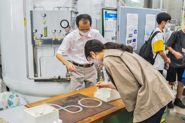 極低温の世界のデモ実験（理学院）