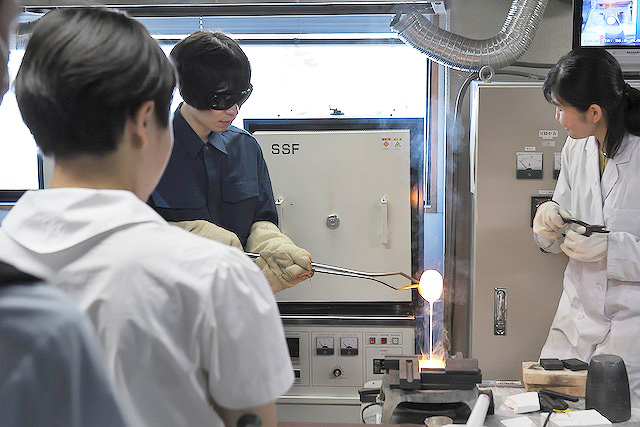 ガラスが融けるところを見学（物質理工学院）