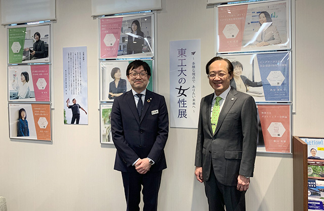 三井住友信託銀行 自由が丘支店の髙橋支店長(左)と益学長(右)