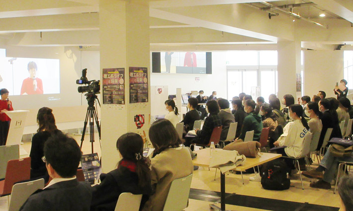 総合司会の野村教授(左)と熱心に耳を傾ける参加者