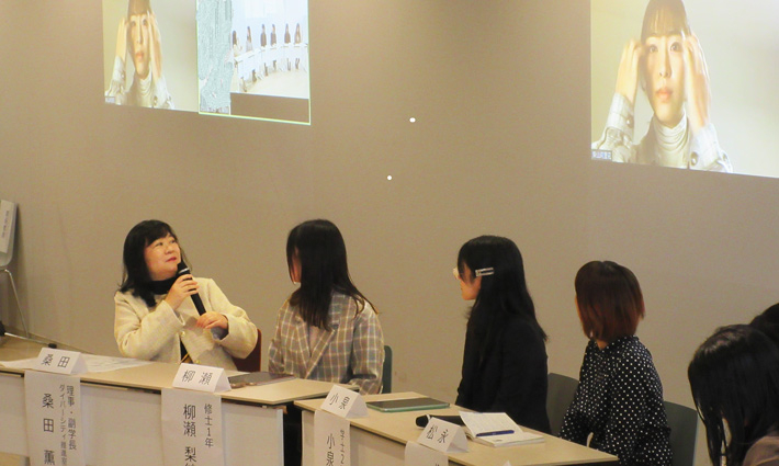 桑田理事・副学長(左端)をファシリテーターとして、在学生・卒業生とパネルディスカッション