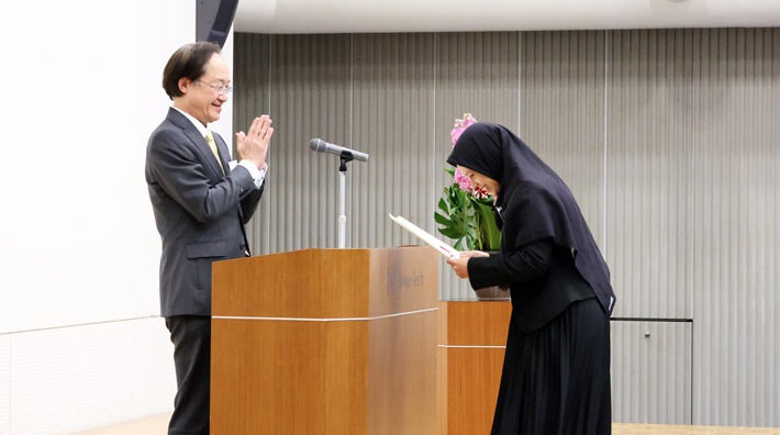 益学長から賞状を受け取る受賞者